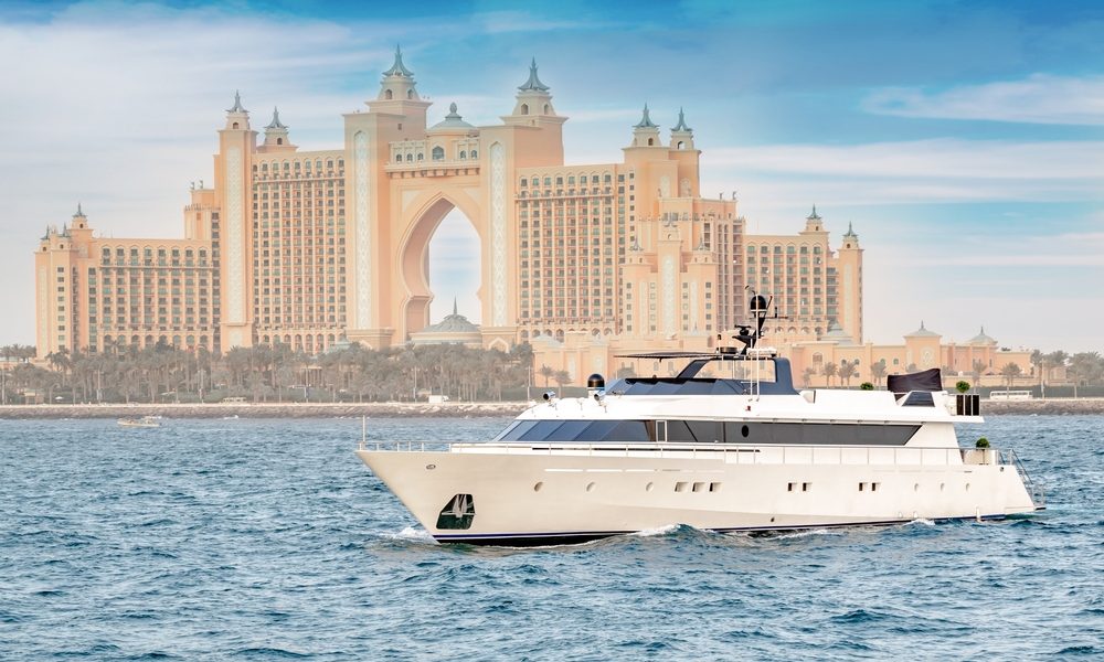 Super,Luxury,Yacht,Cruising,In,Dubai
