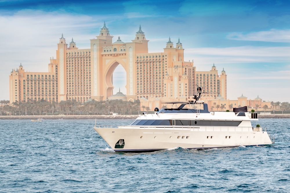 Super,Luxury,Yacht,Cruising,In,Dubai